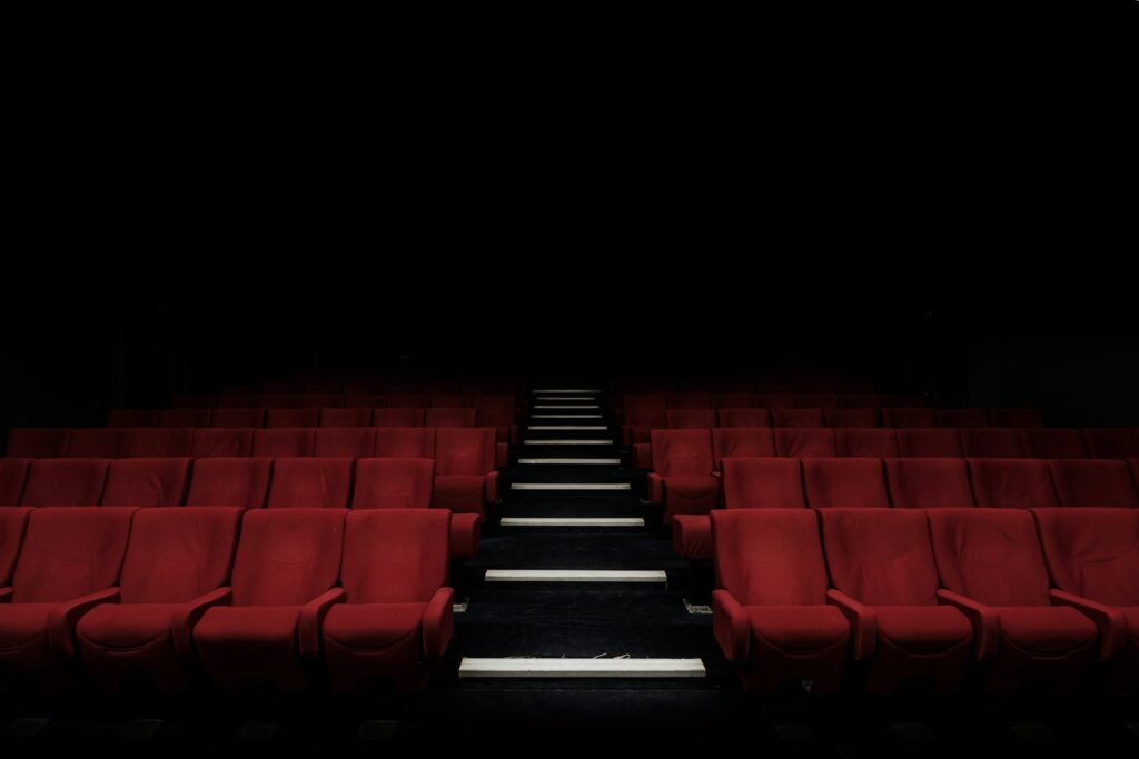 Kırmızı sinema koltukları